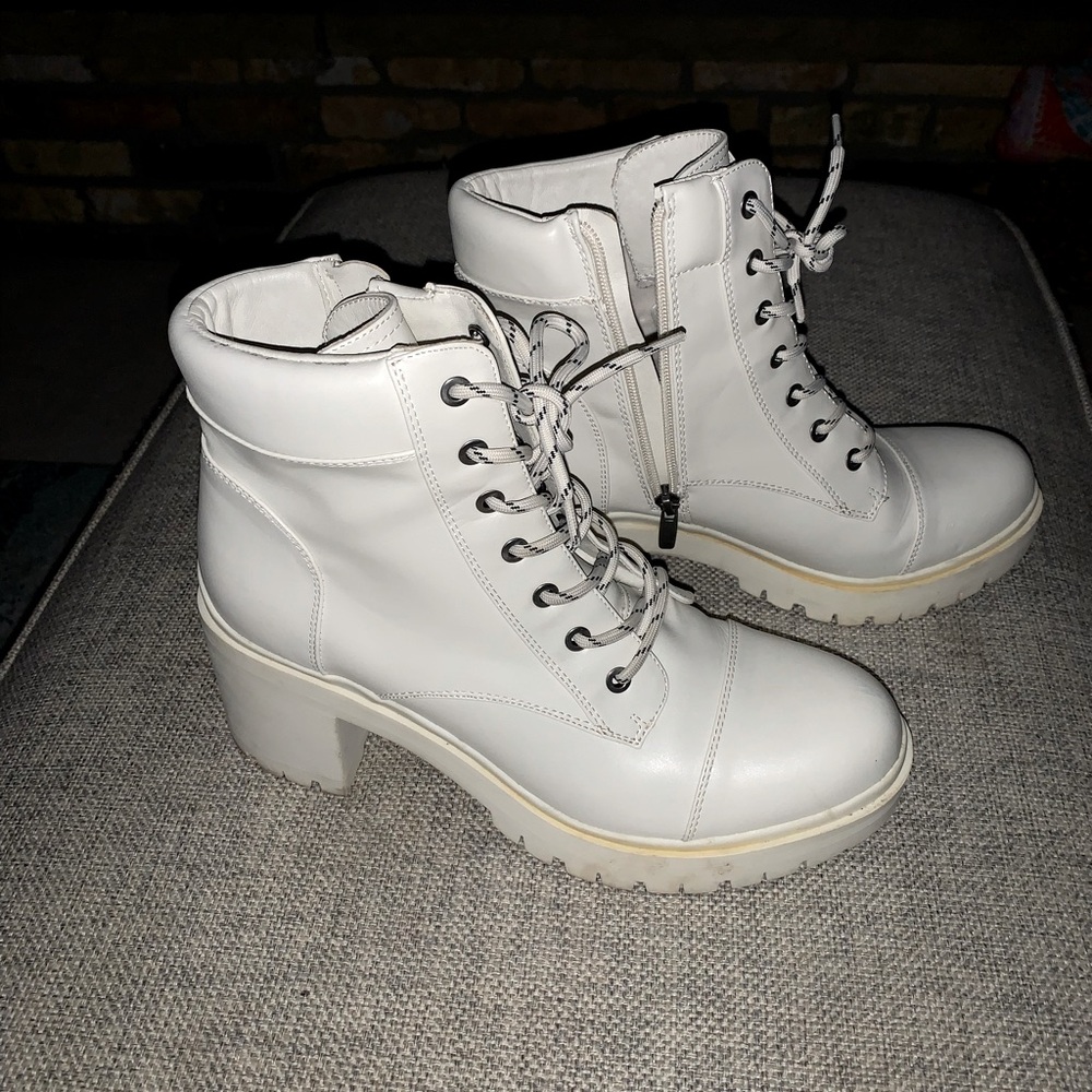 NWOB 9 West platform combat boots off white/cream color 3 in chunk heel